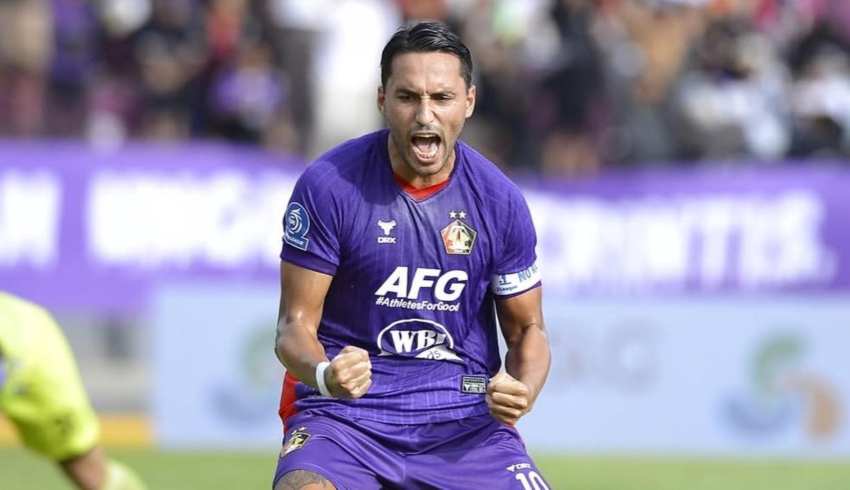 Penyerang Persik Kediri, Ezra Walian. (Bola.com/Gatot Sumitro)