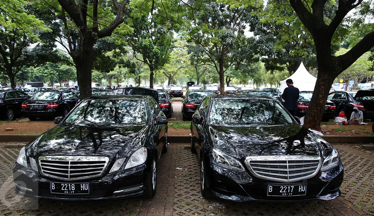 Dua dari ratusan mobil mewah di Parkir Timur (Parkit) Senayan, Jakarta Pusat, Rabu (3/1). Mobil mewah jenis Mercedes Benz tipe E, Mercedez Benz tipe S dan Toyota Alphard model terbaru itu akan digunakan rombongan Raja Salman. (Liputan6.com/Johan Tallo)