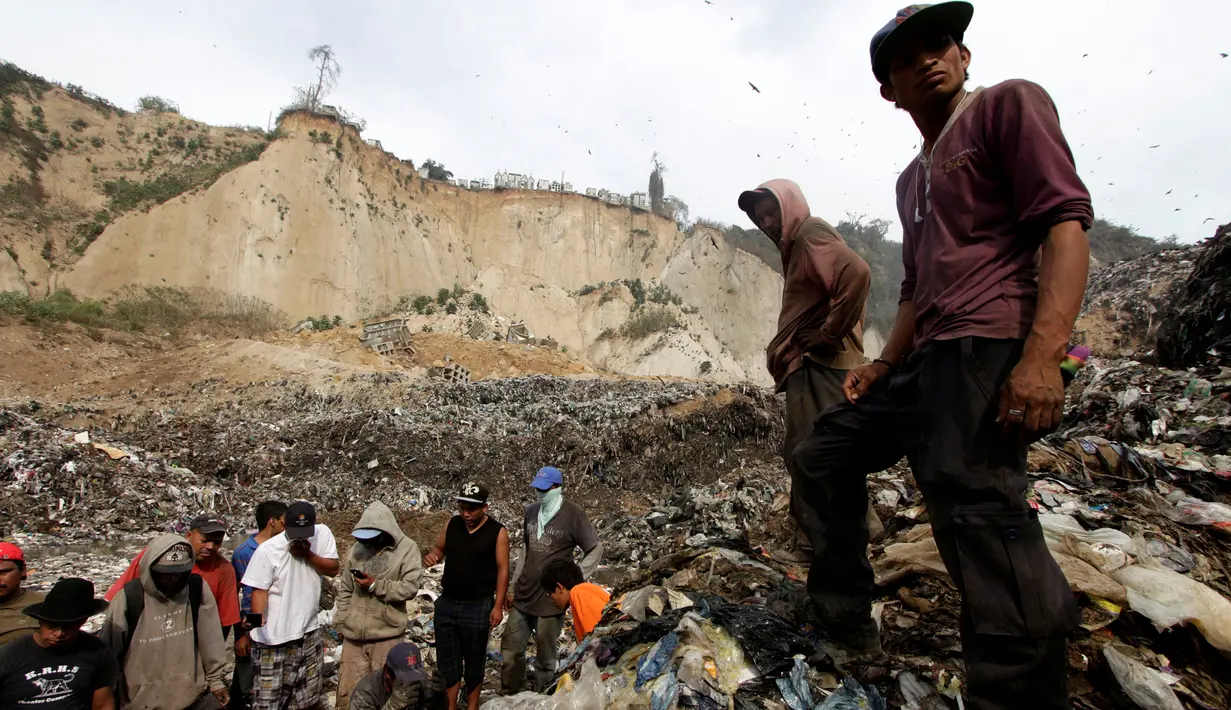 Sejumlah pemulung berdiri di tumpukan sampah setelah longsornya ribuan kubik sampah di Tempat Pembuangan Akhir (TPA)  di Guatemala City, Guatemala, Rabu (27/4). Peristiwa tersebut menewaskan seorang pemulung. (REUTERS/Josue Decavele)