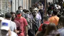 Orang-orang berusia 18 hingga 29 tahun berbaris di luar "Biblioteca Vasconcelos" untuk menerima dosis pertama vaksin AstraZeneca saat Meksiko menghadapi gelombang ketiga COVID-19, Selasa (10/8/2021). (ALFREDO ESTRELLA/AFP)