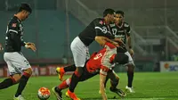 Pertahanan kokoh Bali United membuat skema menyerang Madura United mati kartu. (Bola.com/Fahrizal Arnas)