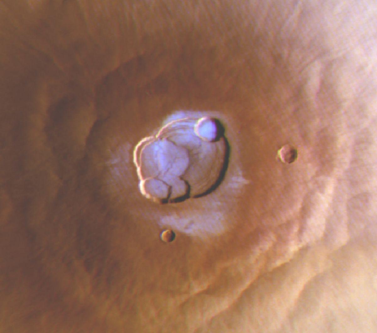 Peneliti mengungkapkan penemuan tak terduga dari Planet Mars pada Senin (10/6/2024). Embun beku, yang luasnya setara 60 kolam renang ukuran Olimpiade, terdeteksi di puncak gunung tertinggi di planet tersebut.&nbsp;Foto: Adomas Valantinas/AFP