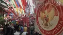 Pedagang musiman bendera Merah Putih dan pernak-pernik Hari Kemerdekaan memenuhi Pasar Jatinegara, Jakarta, Kamis (1/8/2019). Menjelang perayaan 17 Agustus, pedagang musiman pernak-pernak Hari Kemerdekaan mulai bermunculan di pasar dan pinggir jalan Ibu Kota. (merdeka.com/Iqbal S Nugroho)
