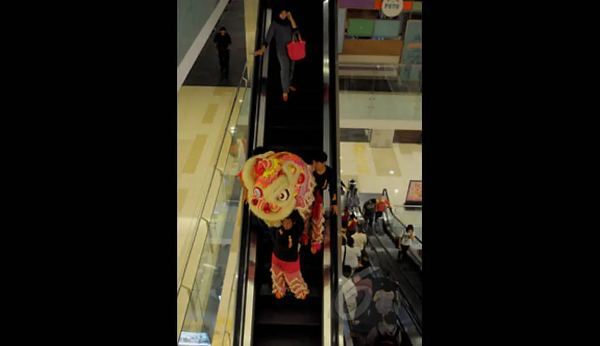 Atraksi barongsai menghibur pengunjung ketika perayaan Tahun Baru Imlek di Gandaria City Mall, Jakarta, Kamis (19/2/2015). Atraksi tersebut digelar sebagai daya tarik dalam rangka perayaan tahun baru Imlek 2566. (Liputan6.com/Andrian M Tunay)