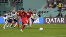 Pemain Iran, Mehdi Taremi mencetak gol kedua timnya dari penalti ke gawang Inggris selama pertandingan grup B Piala Dunia  2022 Qatar di Stadion Internasional Khalifa di Doha, Qatar, Senin (21/11/2022). Inggris menang telak atas Iran dengan skor 6-2. (AP Photo/Frank Augstein)