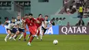 Pemain Iran, Mehdi Taremi mencetak gol kedua timnya dari penalti ke gawang Inggris selama pertandingan grup B Piala Dunia  2022 Qatar di Stadion Internasional Khalifa di Doha, Qatar, Senin (21/11/2022). Inggris menang telak atas Iran dengan skor 6-2. (AP Photo/Frank Augstein)