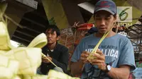 Pedagang menganyam kulit ketupat yang akan dijual di kawasan Bintaro, Jakarta, Sabtu (10/8/2019). Menjelang Idul Adha, para pedagang menjual kulit ketupat dengan harga sekitar Rp 8 ribu per sepuluh buah tergantung ukuran. (Liputan6.com/Herman Zakharia)
