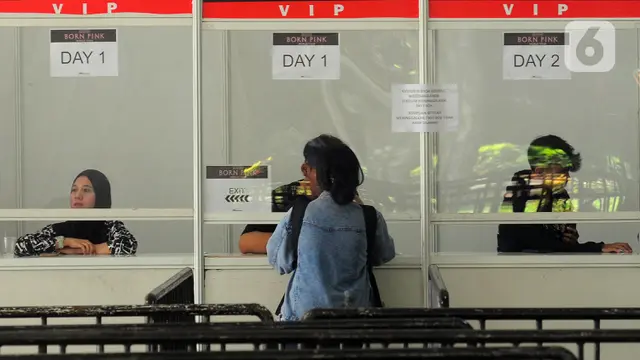 Jelang Konser Blackpink, Calon Penonton Berdatangan ke SUGBK untuk Tukar Tiket
