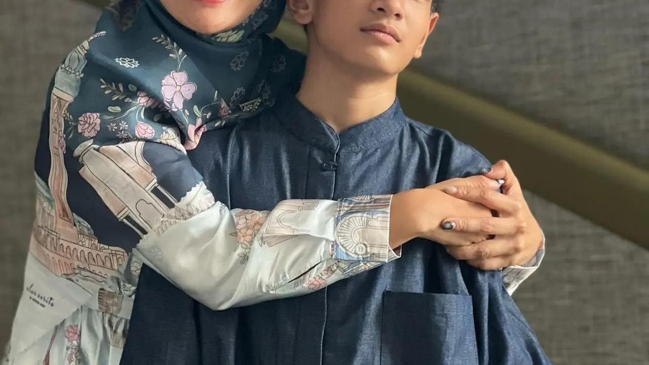 Hesti Purwadinata tampil berhijab