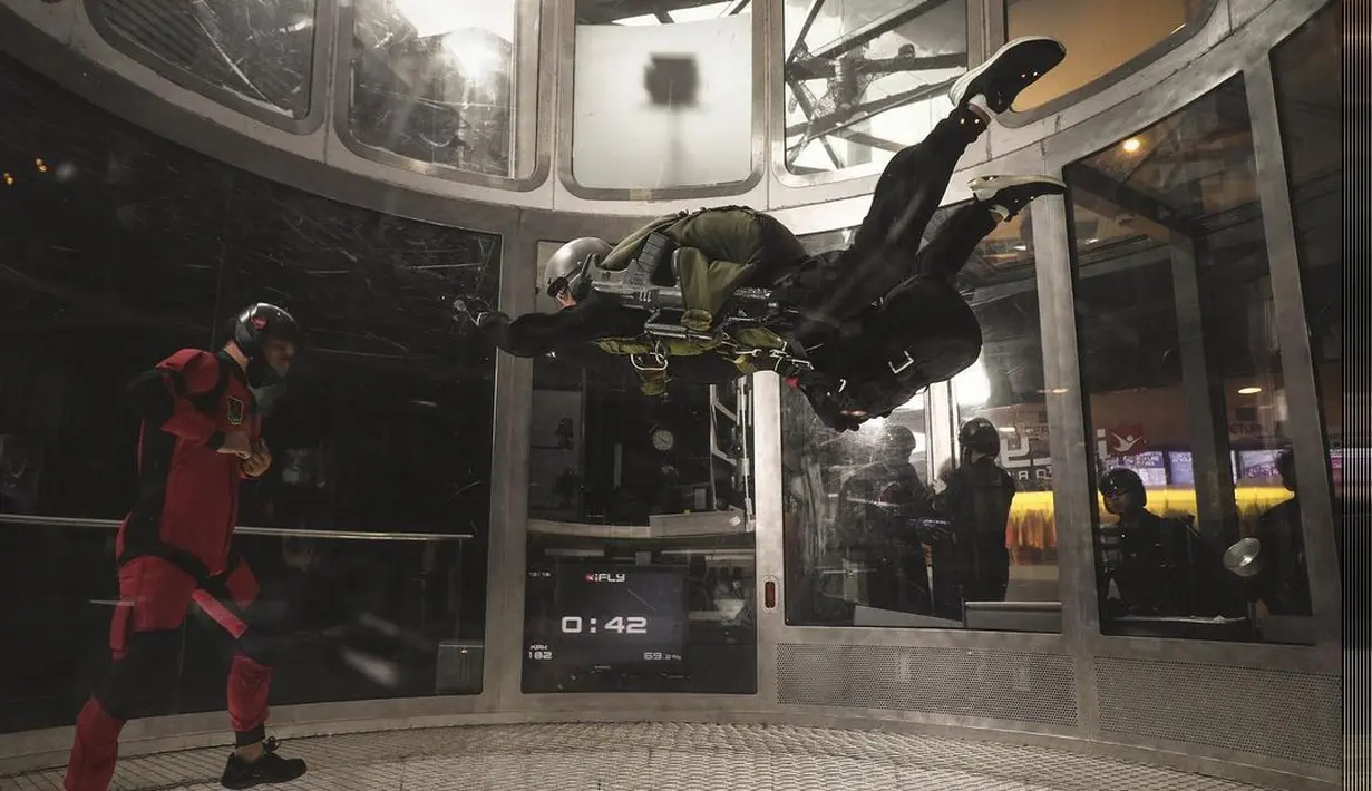 Tak main-main, bahkan Pangeran Mateen juga belajar cara untuk terjun payung. Terlihat di foto ini, ia dengan seragam militer, lengkap membawa tas dan senjata, sedang berlatih terjun payung. [Foto: Instagram/tmski]