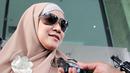Meidiana Hutomo saat ditanya wartawan usai menjalani pemeriksaan oleh penyidik KPK di Jakarta, Jumat (29/5/2015). Mediana Hutomo diperiksa sebagai saksi terkait kasus dugaan korupsi pengadaan alat kesehatan (alkes) di Kemenkes. (Liputan6.com/Helmi Afandi)