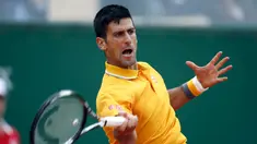 Novak Djokovic melepaskan smash keras di final Monte Carlo Masters (REUTERS/Jean-Paul Pelissier)