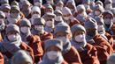Biksu Buddha Korea Selatan berpartisipasi dalam rapat umum di Kuil Jogye, Seoul, Korea Selatan, 21 Januari 2022. Ribuan biksu Buddha berkumpul untuk memprotes dugaan diskriminasi agama oleh pemerintah Korea Selatan. (AP Photo/Lee Jin-man)