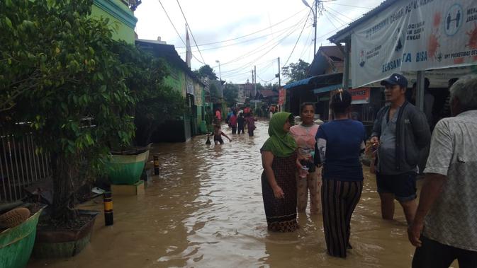 Warga di Kampung Lalang, Medan, kebanjiran