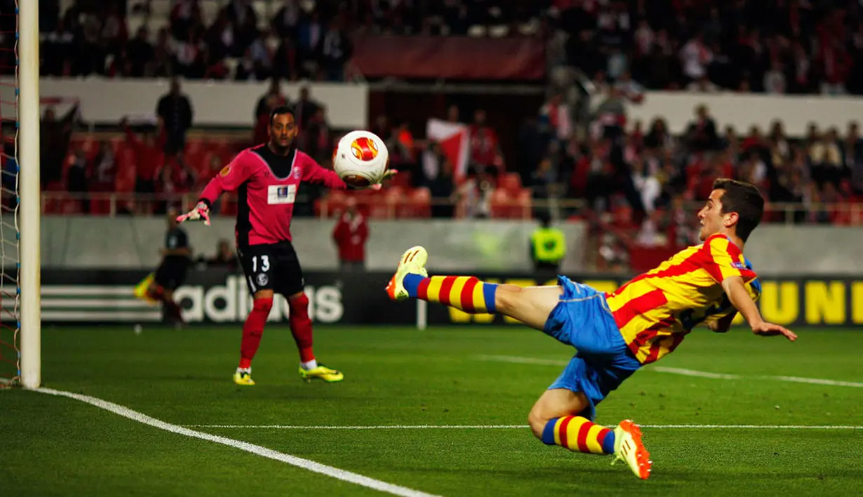 Pemain Valencia, Jose Gaya gagal berusaha mengontrol bola dan mengarahkan ke gawang Sevilla di di laga pertama semifinal Liga Europa di Seville, (25/4/2014) (REUTERS/Jon Nazca)