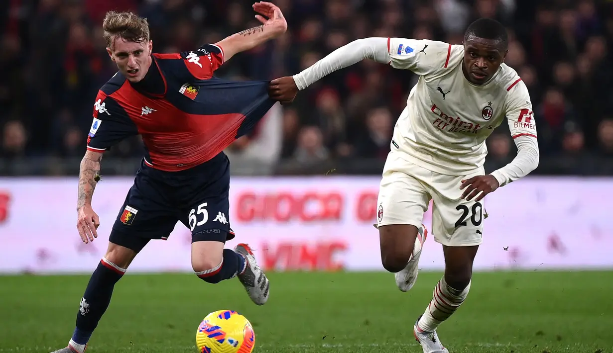 Bek AC Milan, Pierre Kalulu berebut bola dengan gelandang Genoa, Nicolo Rovella pada pertandingan lanjutan Liga Serie A Italia di stadion Genoa Luigi Ferraris, Italia, Kamis (2/11/2021). Hasil ini membuat AC Milan masih tetap berada di peringkat dua klasemen dengan 35 poin. (AFP/Marco Bertorello)