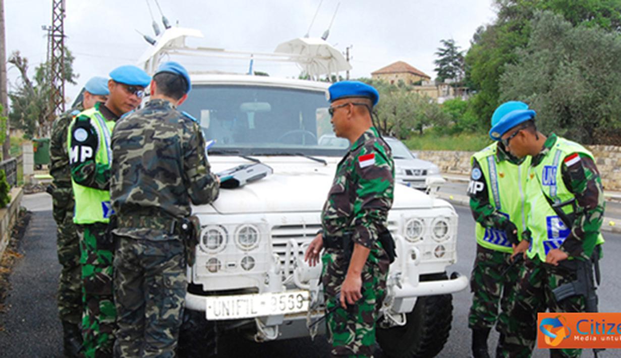 Citizen6, Lebanon: Komandan Satgas POM TNI Kontingen Garuda XXV-D/UNIFIL bersama anggotanya Tim Charli dengan Dantim Serka Sedyo Wijoyo, menggelar MP CKP (Military Police Check Point) kendaraan UNIFIL, Minggu (6/5). (Pengirim: Badarudin Bakri)