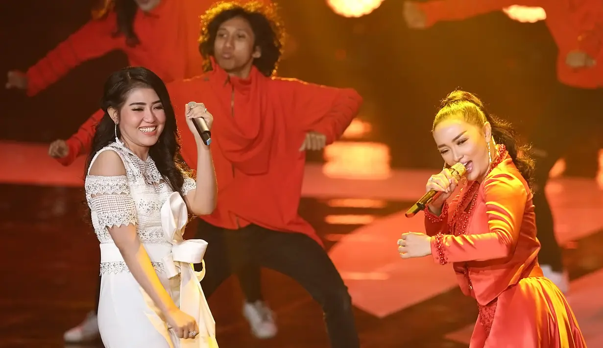 Penyanyi dangdut Via Vallen menjadi salah satu pengisi acara dalam puncak acara ulang tahun Indosiar dalam Konser Raya 23 Tahun Indosiar Luar Biasa. Ia tampil bersama Zaskia Gotik. (Bambang E Ros/Bintang.com)