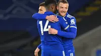 Reaksi pemain Leicester City, Jamie Vardy (kanan), saat merayakan gol ke gawang West Bromwich Albion pada laga Liga Inggris di Stadion King Power, Jumat (23/4/2021) dini hari WIB. (AFP/Michael Regan)