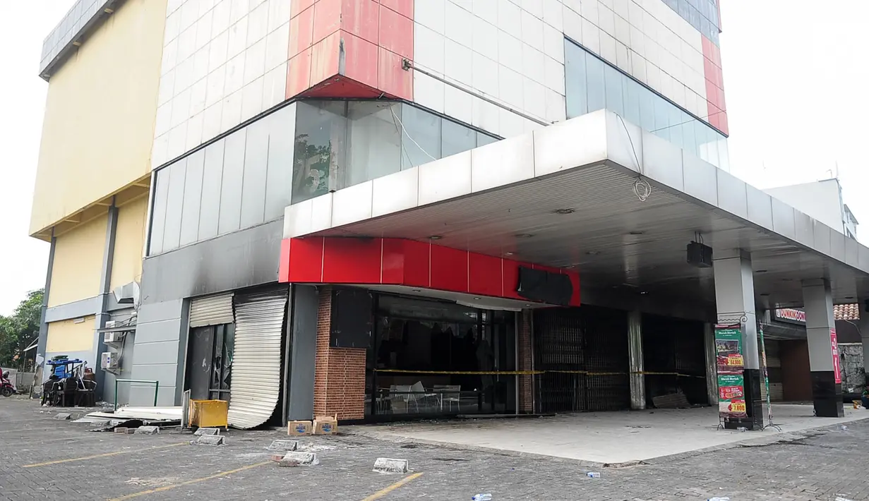 Garis polisi terpasang di gedung pusat perbelanjaan Ramayana, Pasar Minggu, Jakarta, yang terbakar, Kamis (18/5). Kebakaran terjadi sekitar pukul 04.45 diduga berasal dari lantai dasar yang menjadi gerai pakaian. (Liputan6.com/Yoppy Renato)