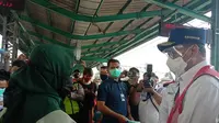 Menhub Budi Karya Sumadi memantau pergerakan penumpang pada KRL Jabodetabek di Stasiun Manggarai, Jakarta pada hari kedua Lebaran, Jumat (14/5/2021). Dok: Maulandy R/Liputan6.com