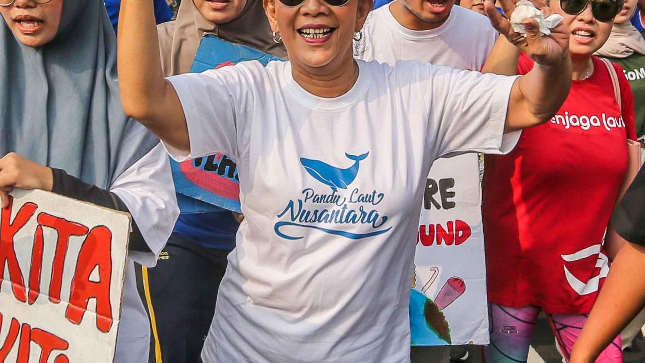 Ia terlihat sangat bersemangat membawa poster bertuliskan tolak sampah plastik sekali pakai.