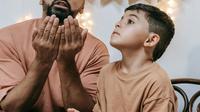 Ilustrasi anak sedang berbuka puasa (sumber foto: pexels.com/Timur Weber)