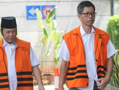 Tersangka kasus suap fasilitas mewah, eks Kalapas Sukamiskin Wahid Husein dan tersangka kasus suap proyek infrastruktur, Bupati Lampung Selatan nonaktif Zainudin Hasan (kiri) tiba untuk pemeriksaan di Gedung KPK, Selasa (9/10). (Merdeka.com/Dwi Narwoko)