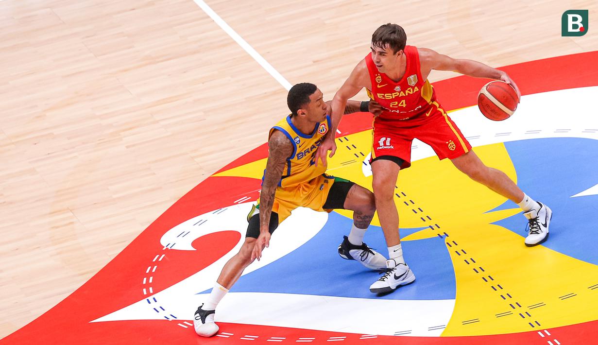 Pebasket Spanyol, Juan Nunez (kanan) berusaha melewati pebasket Brasil, Yago Santos pada laga kedua Grup G Piala Dunia FIBA 2023 di Indonesia Arena, Senayan, Jakarta, Senin (28/08/2023). Spanyol menang atas Brasil dengan skor 96-78. (Bola.com/Bagaskara Lazuardi)