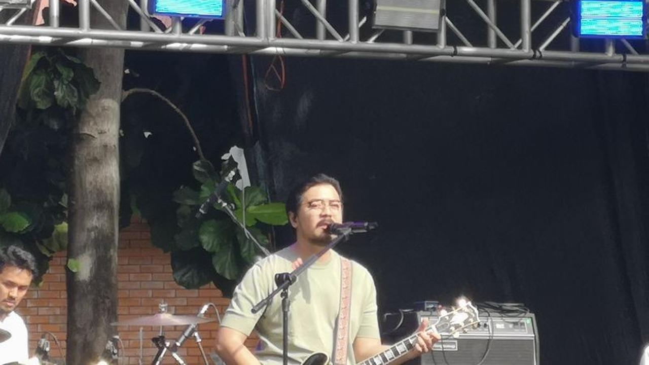 Bilal Indrajaya Persembahkan 'Kaus Kaki Merah' untuk Ade Paloh di Jazz Goes To Campus ke-48