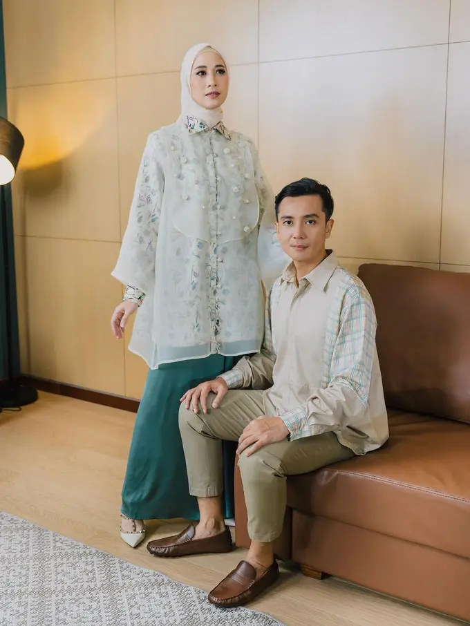 Model Baju Couple ala Fanny Fabriana dan Suami, Cocok untuk Buka Bersama hingga Lebaran