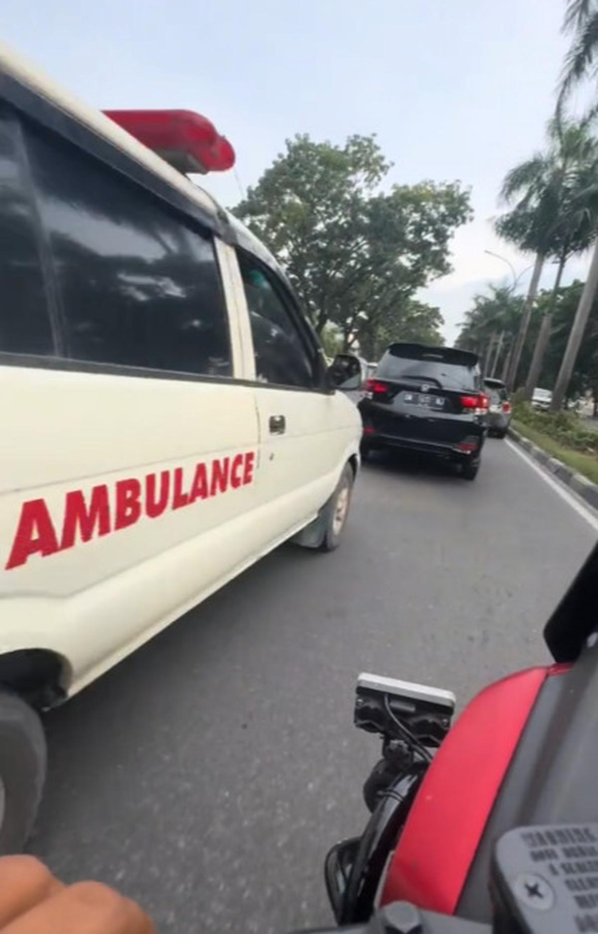 Temui Ambulans Dijalan, Aksi Pria Bantu Buka Jalan Ini Banjir Pujian