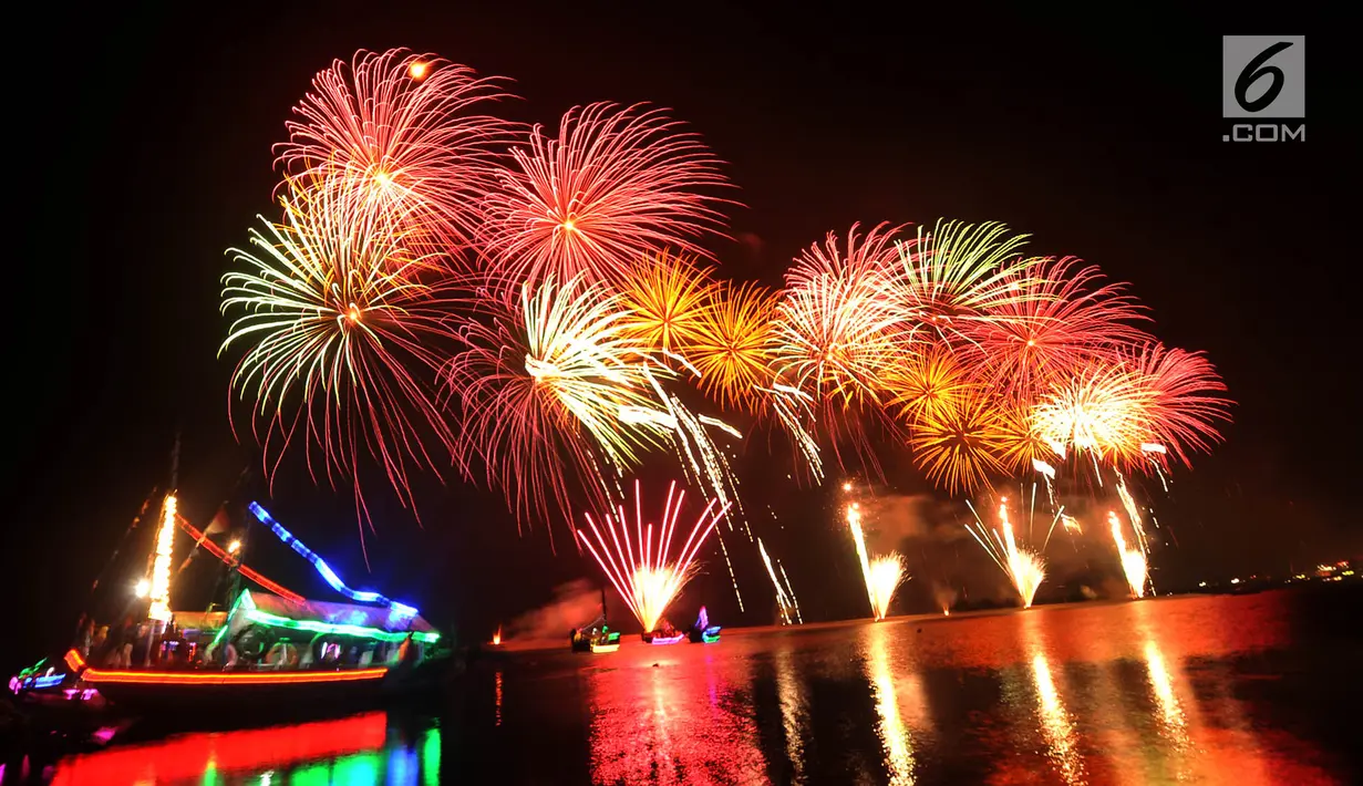 Pesta kembang api saat malam Tahun Baru 2019 di Pantai Lagoon, Ancol, Jakarta, Selasa (1/1). Ancol menyajikan pesta kembang api musikal sepanjang 600 meter di bibir pantai dalam menyambut Tahun Baru 2019. (Merdeka.com/Iqbal Nugoho)