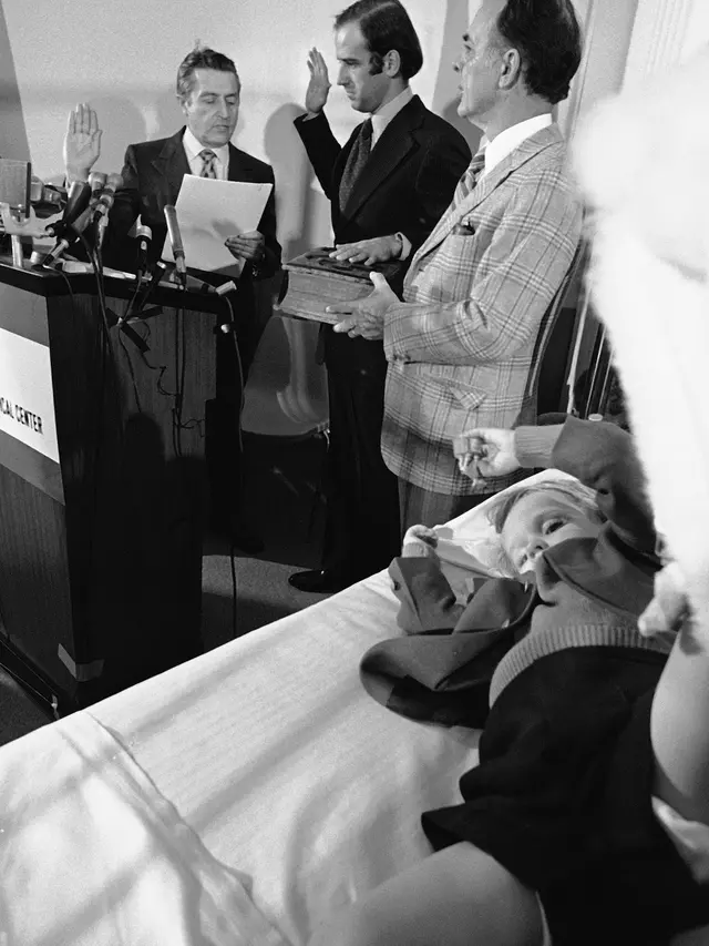 Joe Biden disumpah sebagai senator Delaware pada 1972, di samping tempat tidur Beau Biden. (AP Photo/File)