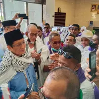 Menag Cek Keberangkatan Jemaah ke Arafah, Disambut Antusias dan Diajak Swafoto