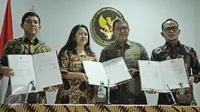 Para Menteri memegang surat keputusan penetapan Libur Nasional dan Cuti Bersama tahun 2017, Jakarta, (14/4). Hari Libur Nasional sebanyak 15 hari dan cuti bersama sebanyak 4 hari untuk Hari Raya Idul Fitri 1438 dan Natal. (Liputan6.com/Faizal Fanani)