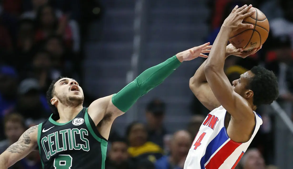 Pebasket Boston Celtics, Shane Larkin, berusaha menghalau pebasket Detroit Pistons, Ish Smith, pada laga NBA di Little Caesars Arena, Senin (11/12/2017). Celtics menang 91-81 atas Pistons. (AP/Duane Burleson)