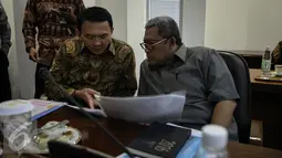 Gubernur DKI Jakarta Basuki Tjahaja Purnama (kiri) berdiskusi dengan Gubernur Jawa Barat Ahmad Heriawan saat rapat terbatas terkait percepatan pembangunan Light Rail Transit (LRT) di Kantor Presiden, Jakarta, Selasa (29/3). (Liputan6.com/Faizal Fanani)