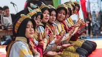 Pelajar SMKN 38 menampilkan kesenian drama nusantara dalam proyek penguatan profil pelajar Pancasila sekaligus untuk memperingati Hari Pendidikan Nasional (Hardiknas) 2024 di halaman Sekolah Menengah Kejuruan Negeri (SMKN) 38, Jakarta, Kamis (2/5/2024). (Liputan6.com/Angga Yuniar)