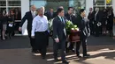 Jenazah Andrew Chan asal Australia yang dieksekusi mati pemerintah Indonesia digotong oleh saudaranya Michael Chan dan kerabat saat upacara pemakamannya di Sydney, Australia (8/5/2015). (AFP PHOTO/Peter PARKS)