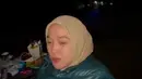 Perlengkapan lain yang tak ketinggalan adalah jaket tebal untuk melindungi diri dari dingin. Di sini Ririe terlihat mengenakan puffer jacket. [Foto: Instagram/ririe_fairus]