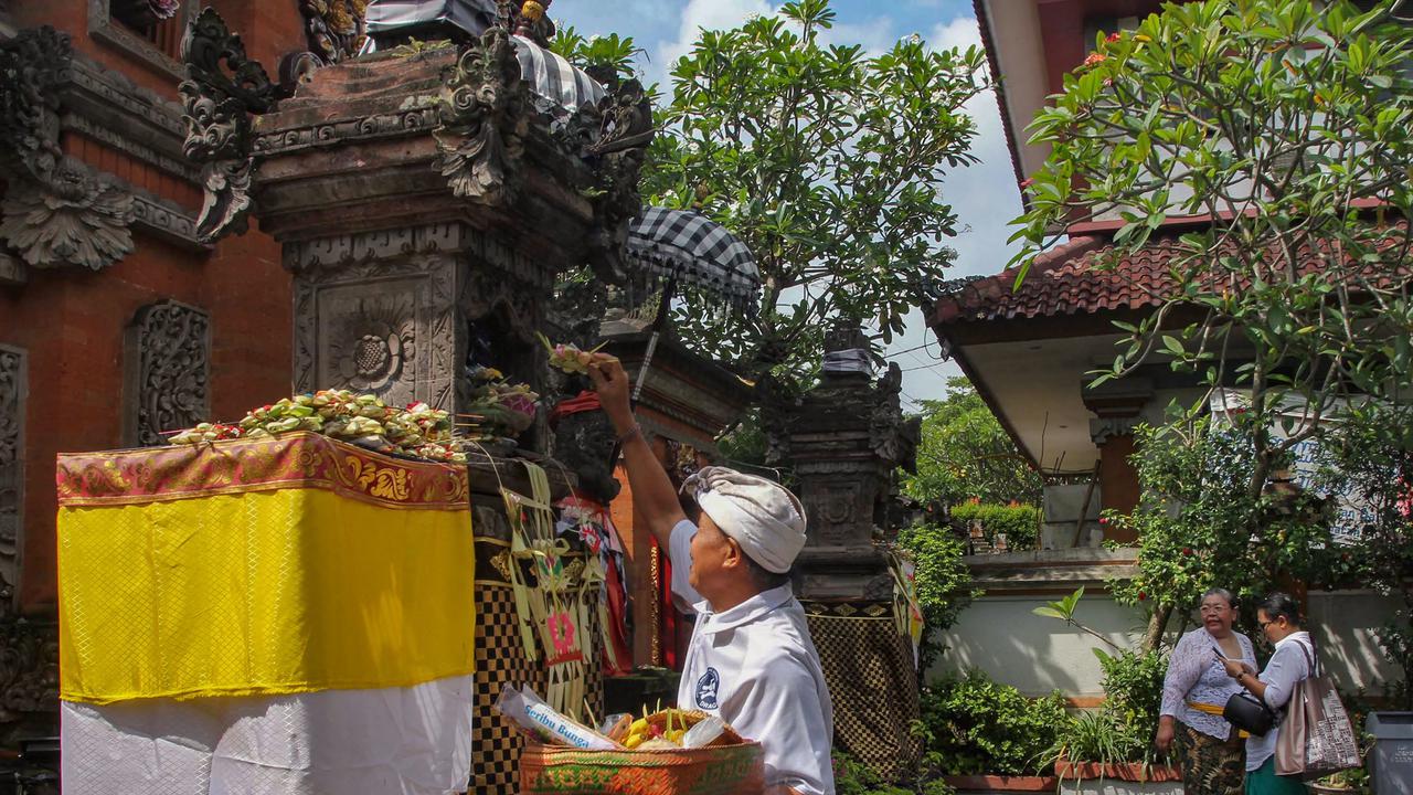 FOTO: Suasana Khusyuk Perayaan Galungan di Pura Cinere, Jakarta Selatan