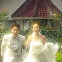 Namun rupanya, momen tersebut bukan pernikahan sungguhan, melainkan bagian dari adegan dalam series terbaru yang mereka bintangi berjudul Tiba-Tiba Brondong. [@tatjanasaphira].