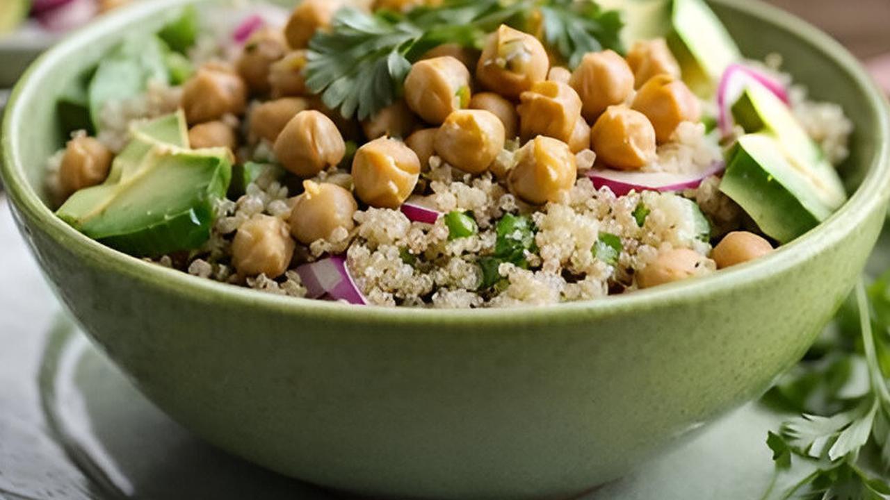 Salad quinoa dengan dressing hummus (Foto Dok: Freepik/dayalguru)
