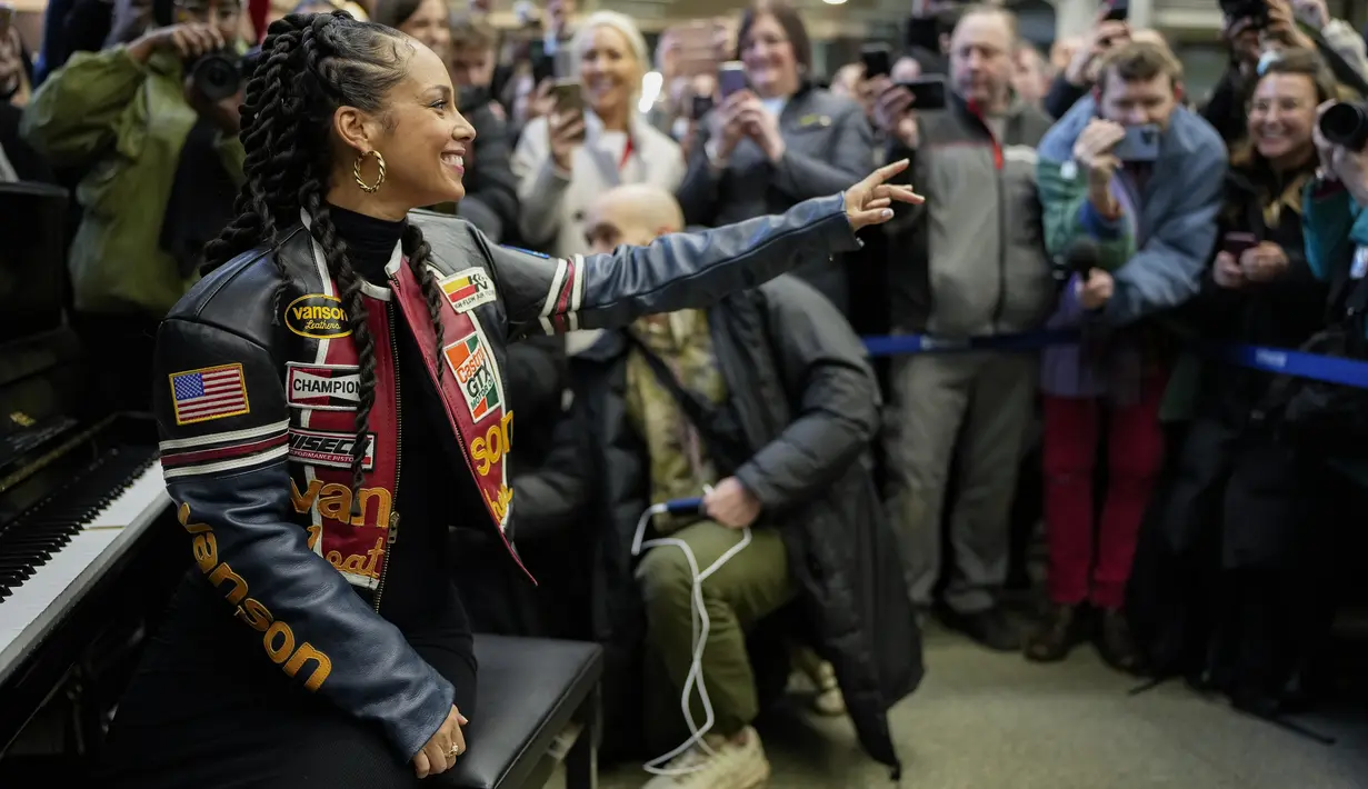 Penyanyi beraliran R&B ini berada di London selama akhir pekan untuk menjadi bintang utama dalam sebuah konser yang diselenggarakan oleh sebuah stasiun radio di O2 Arena, London. (Scott Garfitt/Invision/AP)