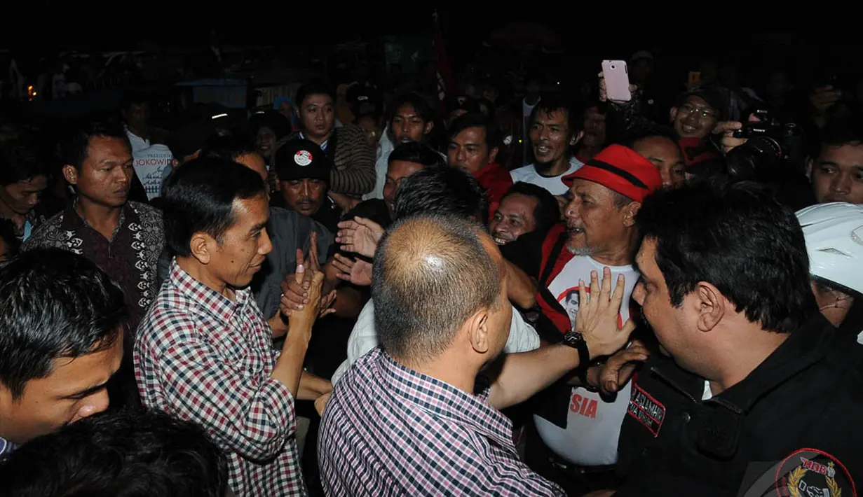 Dalam sambutannya, pecinta musik rock ini mengawali sambutannya dengan sedikit bercerita masa kecilnya. Ia menambahkan, kehidupan kecilnya serba berkesusahan, Bandung, Rabu (11/6/2014) (Liputan6.com/Herman zakharia).
