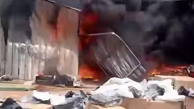 Kebakaran Gudang Spare Part di Tajurhalang Bogor, Asap Hitam Pekat Mengepul ke Udara