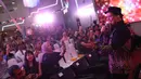 Penampilan Vokalis Padi Reborn, Fadly saat memeriahkan penutupan perdagangan bursa efek Indonesia tahun 2019 di BEI, Jakarta, Senin (30/12/2019). Padi Reborn menghibur para tamu undangan dalam penutupan perdagangan tersebut. (Liputan6.com/Angga Yuniar)