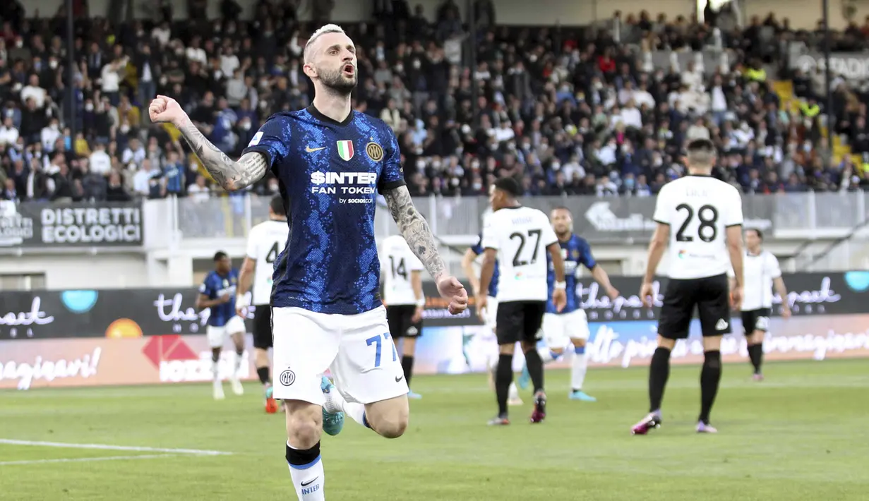 Pemain Inter Marcelo Brozovic melakukan selebrasi usai mencetak gol ke gawang Spezia pada pertandingan Serie A di Stadion Alberto Picco, Spezia, Italia, 15 April 2022. Inter Milan menang 3-1. (Tano Pecoraro/LaPresse via AP)