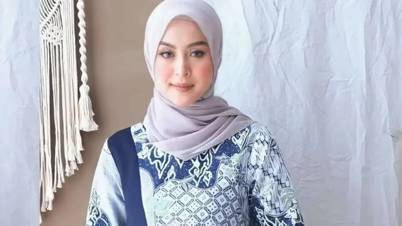 Model baju wanita batik kombinasi polos